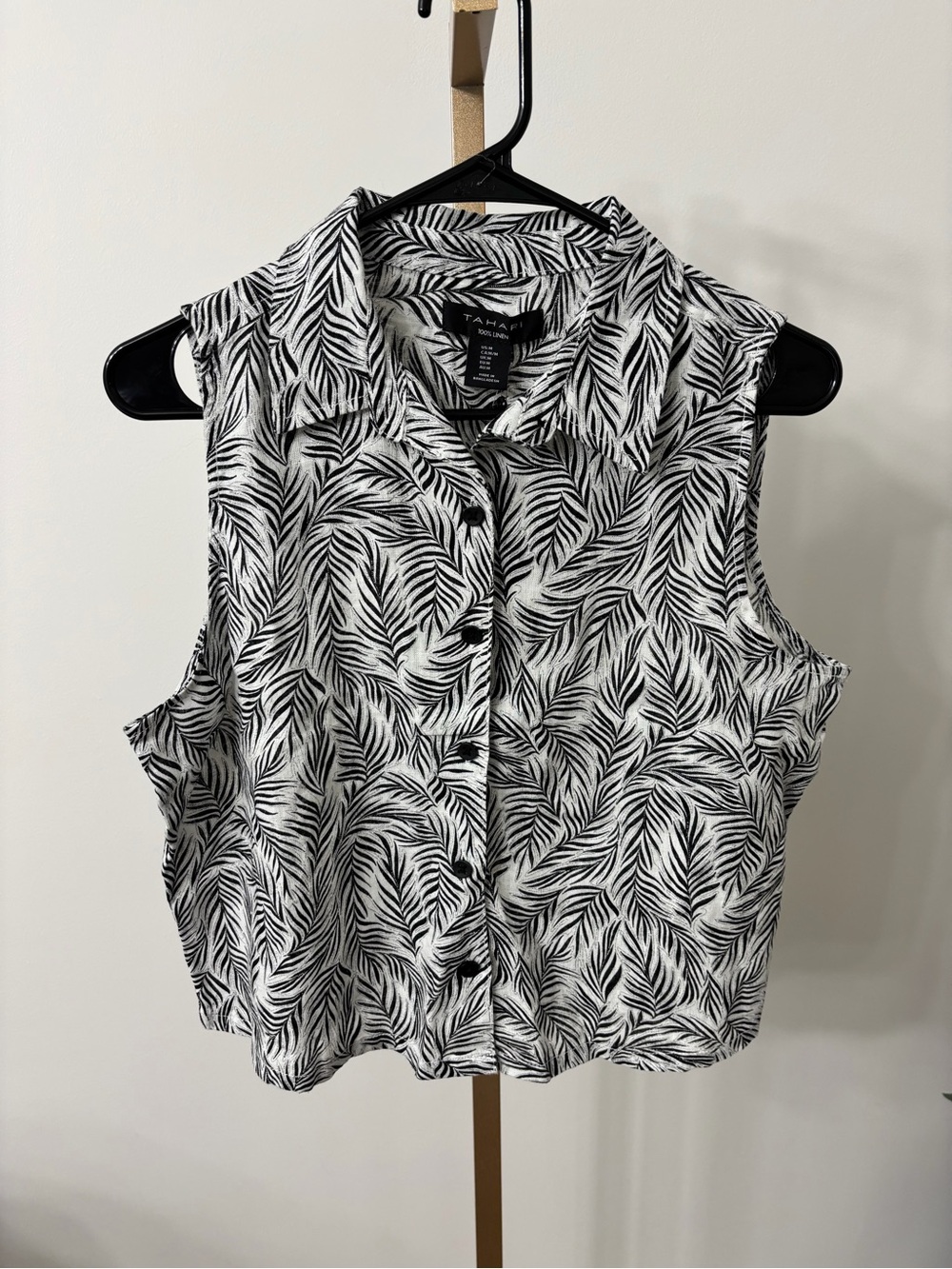 Tahari Black & White Leaf-Print Sleeveless Button-Front Top